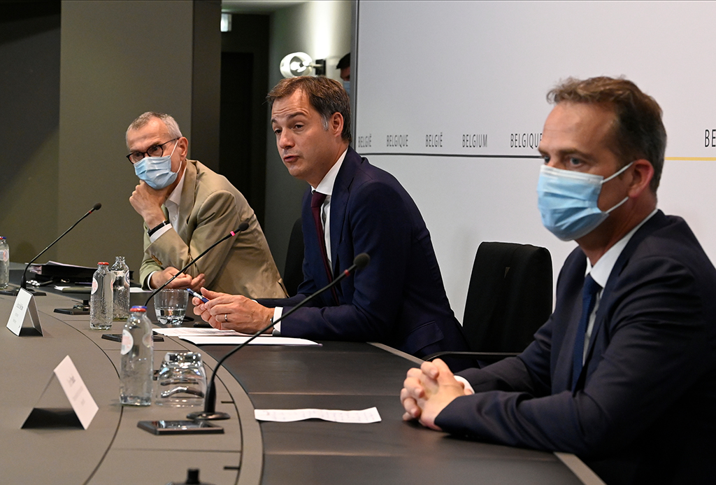 Franck Vandenbroucke, Alexander De croo und Oliver Paasch während der Pressekonferenz nach dem Konzertierungsausschuss vom 18. Juni (Bild: Bert Van Den Broucke/Pool/Belga)