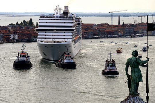 Kreuzfahrtschiff "MSC Orchestra" verlässt Venedig am (Bild: Miguel Medina/AFP, 5. Juni)