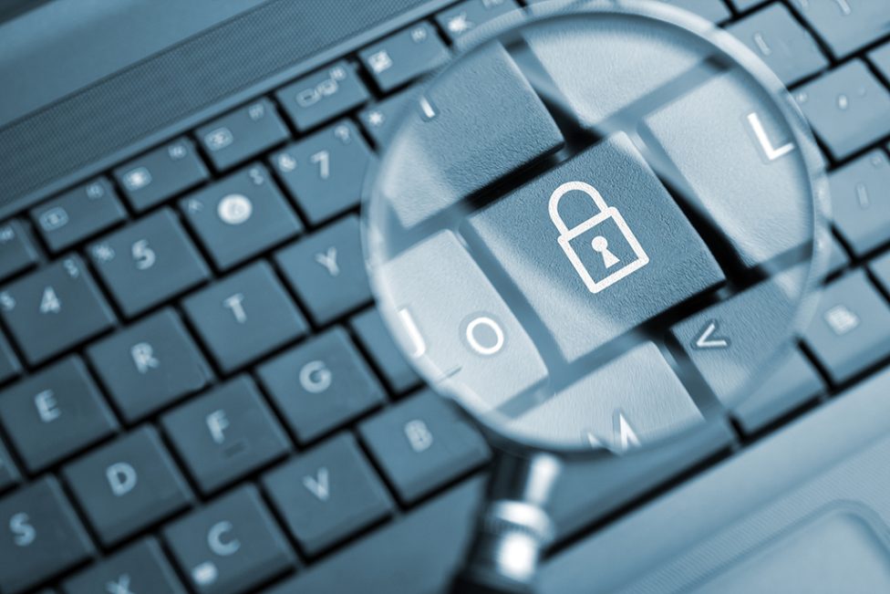 Lupe auf Schloss gerichtet Computer-Tastatur