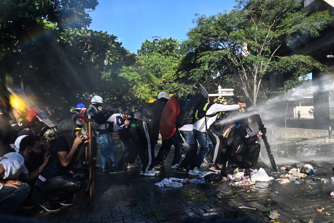 Kolumbien: Einsatzkräfte setzen Wasserwerfer und Tränengas gegen Demonstranten ein (Bild: Joaquin Sarmiento/AFP)
