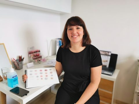 Magali Brandt praktiziert Dermopigmentierung und rekonstruiert neben Brustwarzen zum Beispiel auch Augenbrauen (Bild: Raffaela Schaus/BRF)