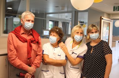 Dr. Paul-Clément Guffens mit den Mitarbeiterinnen der Dialyse-Abteilung (Bild: Andreas Lejeune/BRF)