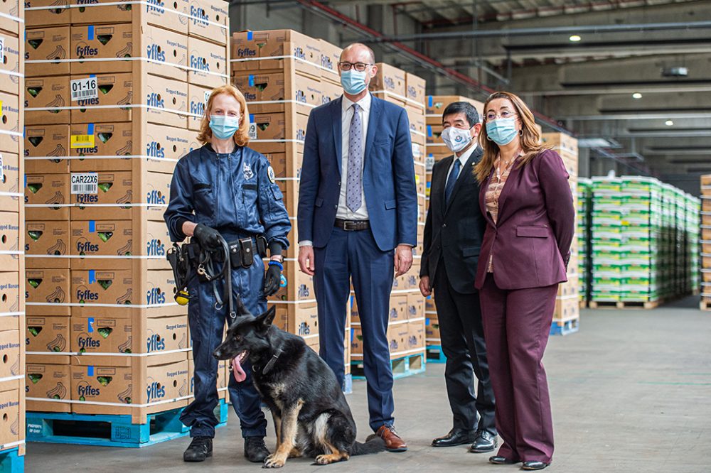 Minister Vincent Van Peteghem mit Kunio Mikuriya, dem Generalsektretär der Weltzollorganisation und der Generaldirektorin des UN-Büros für Drogen- und Verbrechensbekämpfung, Gadha Waly mit einer Vertreterin der Drogensuchstaffel im Hafen von Antwerpen (Bild: Jonas Roosens/Belga)