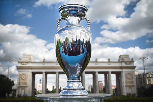 Der EM-Pokal bei der Fußball-Europameisterschaft 2021 (Bild: Alexander Nemenov/AFP)