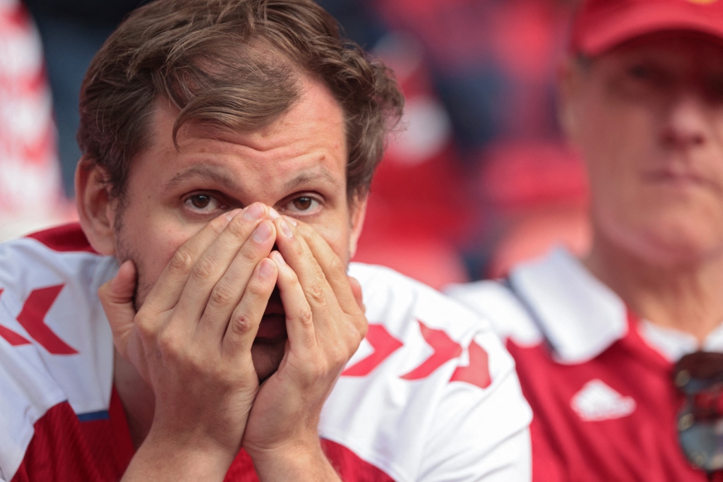 Dänische Fans unter Schock (Bild: Hannah McKay/AFP)
