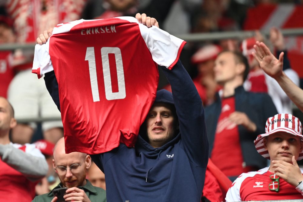 Fan sorgt sich um Eriksen (Bild: Jonathan Nackstrand/AFP)