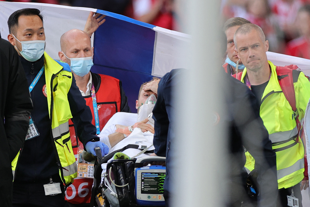 Dänemarks Mittelfeldspieler Christian Eriksen musste nach einem Zusammenbruch ins Krankenhaus gebracht werden (Bild: Friedemann Vogel/AFP)