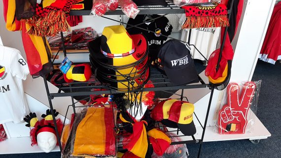 Fanartikel im Dekorationsgeschäft Kohl in Lontzen (Bild: Manuel Zimmermann/BRF)