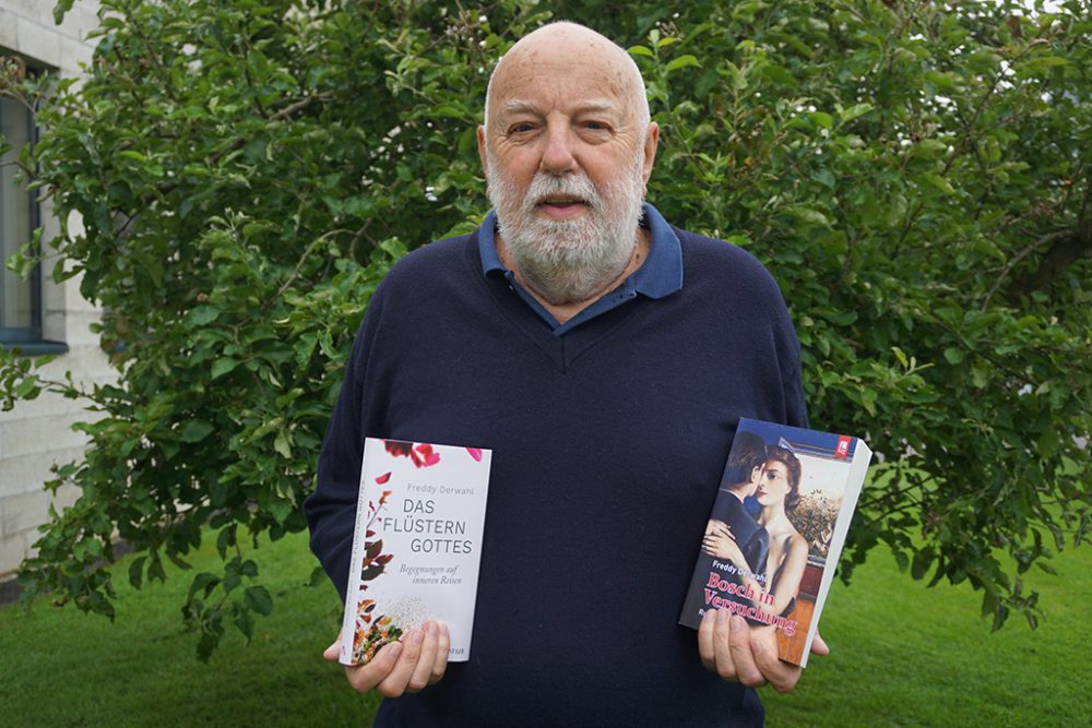 Autor Freddy Derwahl mit den beiden neuen Büchern (Bild: Stephan Pesch/BRF)