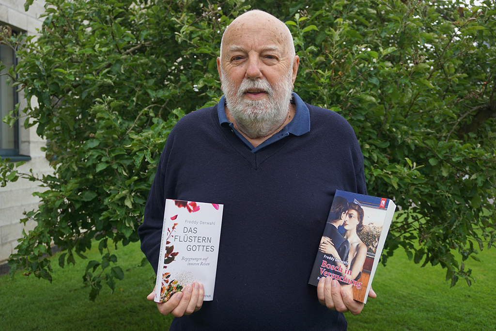 Autor Freddy Derwahl mit den beiden neuen Büchern (Bild: Stephan Pesch/BRF)