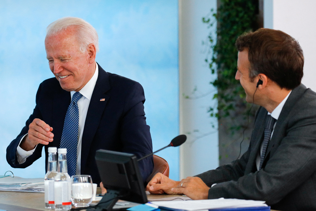 US-Präsident Joe Biden und Frankreichs Präsident Emmanuel Macron beim G7-Gipfel im britischen Cornwall (Bild: Phil Noble/AFP)