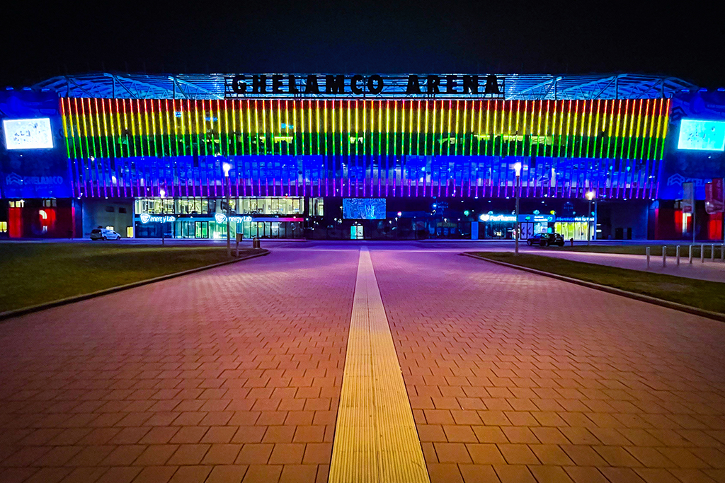 Auch im März ist das Stadion in Gent in Regenbogenfarben erleuchtet worden (Archivbild: Kurt Desplenter/Belga)