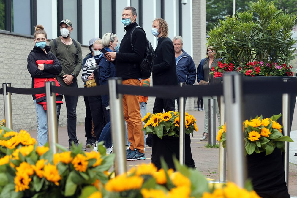 Besucher stehen vor dem Van-Gogh-Museum in Amsterdam an (Bild: François Walschaerts/AFP)