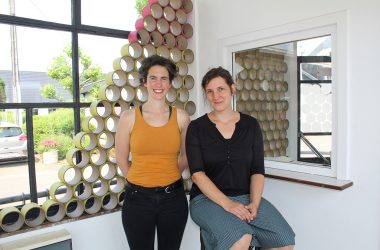 Im Zollhäuschen ist eine Künstlerinnenwerkstatt entstanden, die von Line Lerho und Céline Leuchter belebt wird (Bild: Lena Orban/BRF)