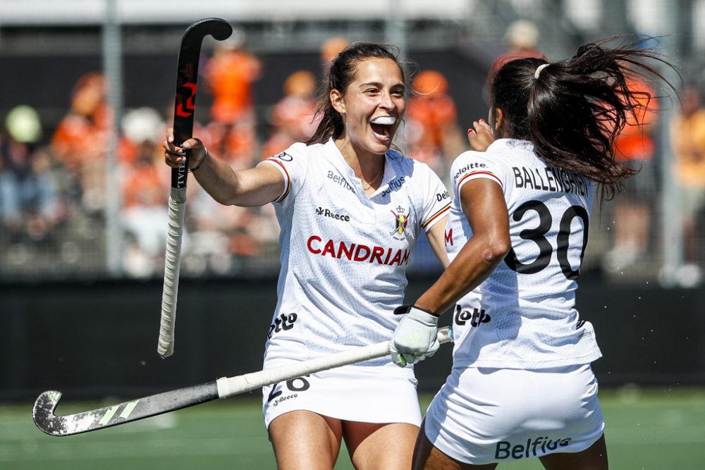 Die belgischen Hockey-Nationalspielerinnen Lien Hillewaert (li.) und Ambre Ballenghien bejubeln den 3:1-Erfolg gegen Spanien (Bild: Willem Vernes/AFP)