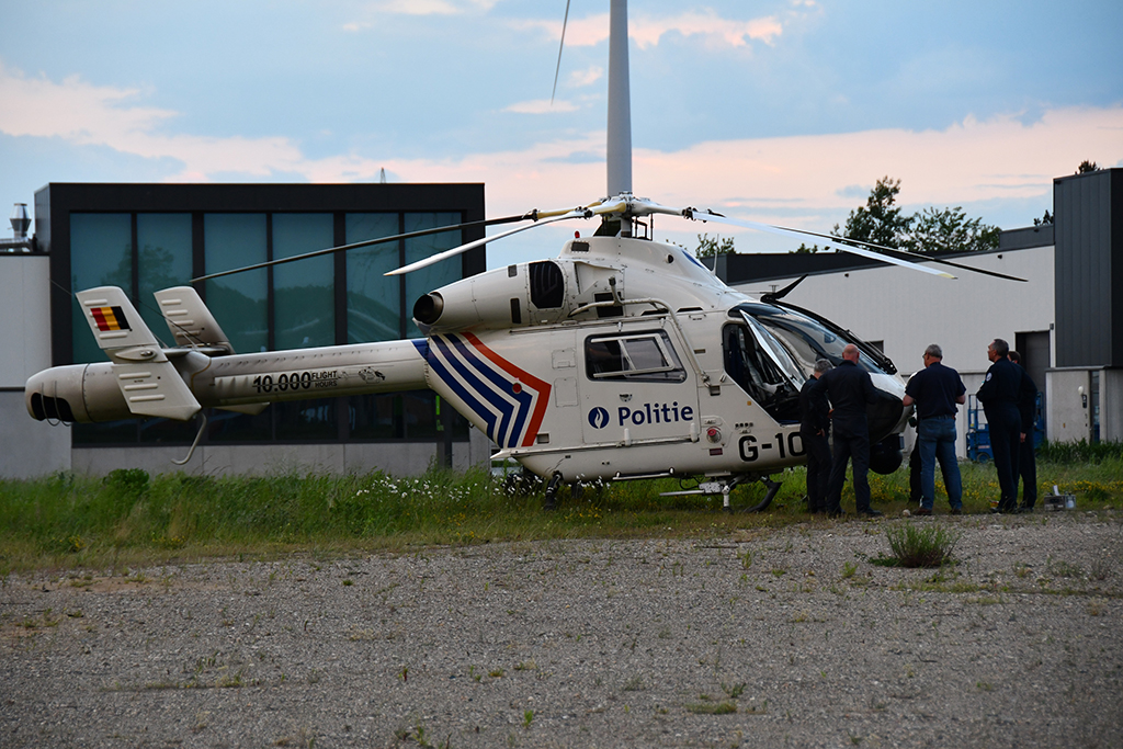 Ein Polizei-Hubschrauber war am Mittwochabend bei der Suche nach Jürgen Conings beteiligt (Bild: Pino Misuraca/Belga)