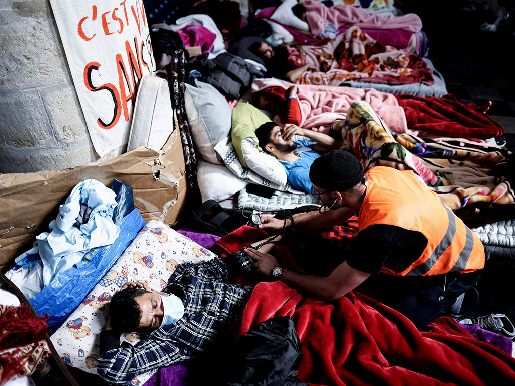 Migranten in einer Brüsseler Kirche im Hungerstreik (Bild: Kenzo Tribouillard/Belga)