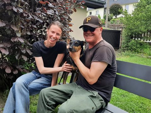 Jana Elza Wuyts und Marnix Peters mit Hund Boef (Bild: Manuel Zimmermann/BRF)