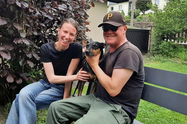 Jana Elza Wuyts und Marnix Peters mit Hund Boef (Bild: Manuel Zimmermann/BRF)