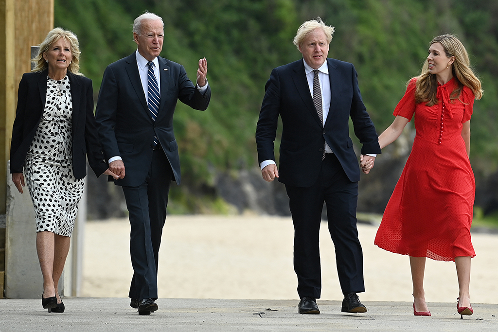 Der britische Premierminister Boris Johnson und seine Frau Carrie Johnson bei einem Vorabtreffen zum G7-Gipfel mit US-Präsident Joe Biden und seiner Frau Jill Biden (Bild: Brendan Smialowski/AFP)