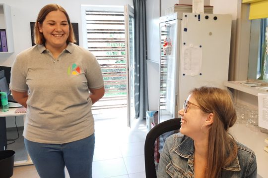 Maurane Lanois, die neue Direktorin der Kaleo-Jugendherberge, und Projektleiterin Julie Schumacher