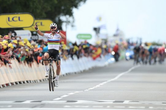 Julian Alaphilippe gewinnt souverän die erste Etappe der Tour de France (Bild: Christophe Petit/AFP)