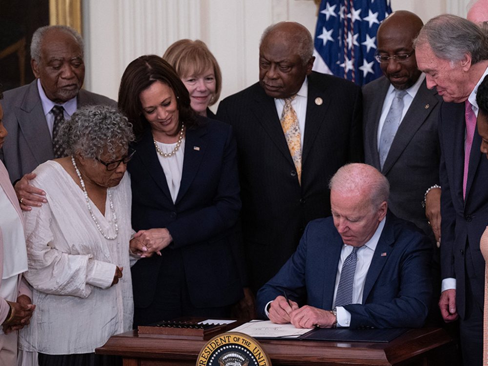 US-Präsident Joe Biden unterzeichnet das Gesetz zum "Juneteenth" (Bild: Jim Watson/AFP)