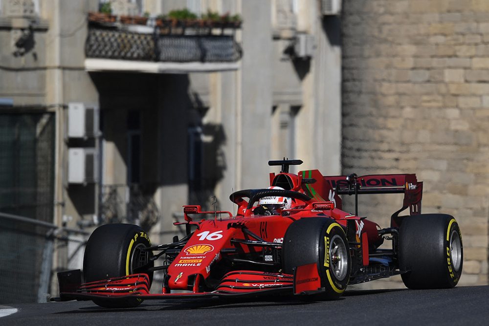 Charles Leclerc beim Qualifying in Aserbaidschan (Bild: Natalia Kolesnikova/AFP)