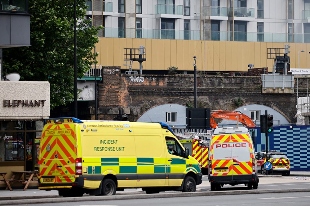 Brand nahe des Bahnhofs Elephant and Castle - Rettungsdienste und Polizei vor Ort (Bild: Tolga Akmen/AFP)