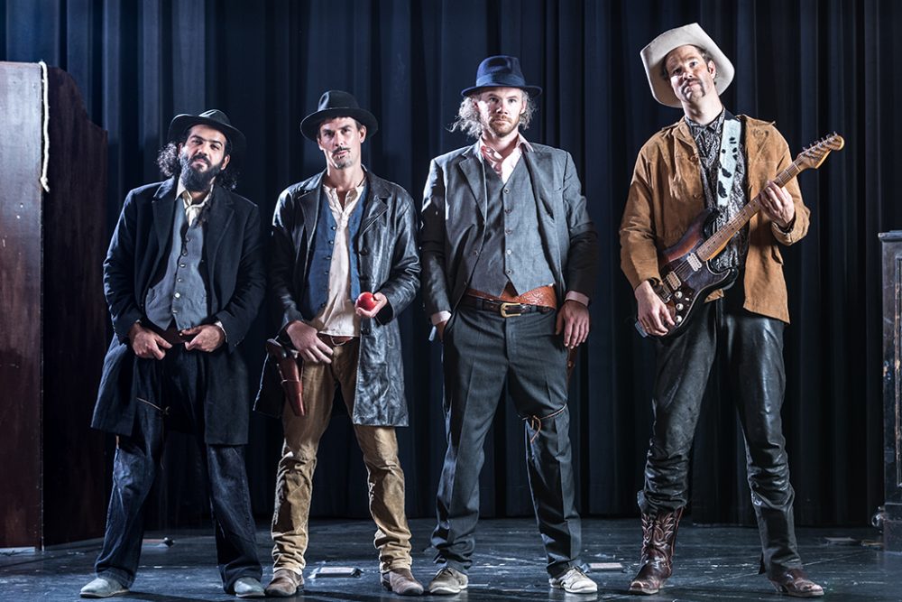 Unter anderem zu sehen beim Scenario-Festival: "LongJohn – Mann sein – ist echt nicht einfach", eine Western-Parodie mit Comedy, Theater und Tanz (Bild: Martin Miseré)