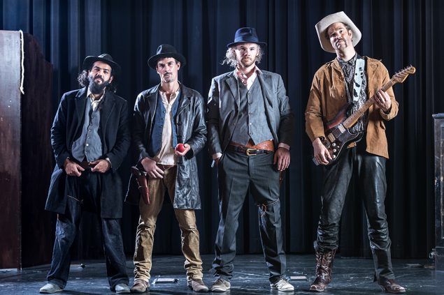 Unter anderem zu sehen beim Scenario-Festival: "LongJohn – Mann sein – ist echt nicht einfach", eine Western-Parodie mit Comedy, Theater und Tanz (Bild: Martin Miseré)