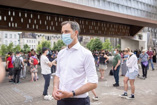 Premierminister De Croo am Rande der Mahnwache für das 14-jährige Opfer (Bild: James Arthur Gekiere/Belga)