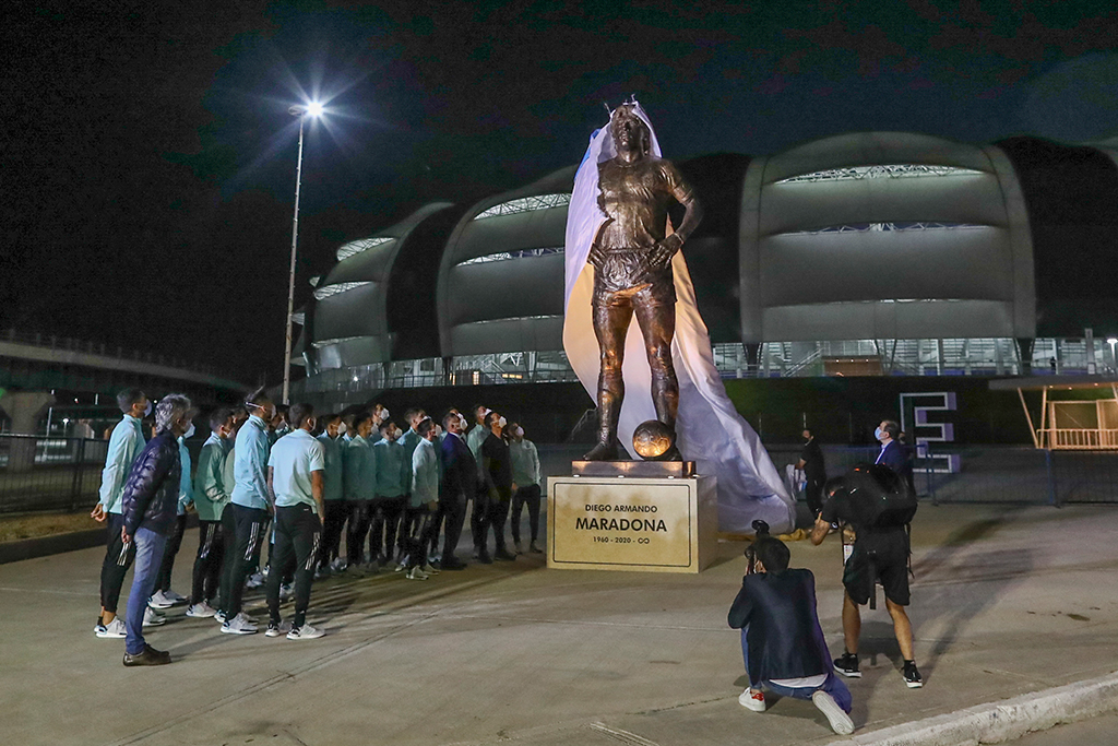 Vor dem Stadion in Santiago del Estero wird die Maradona-Statue feierlich enthüllt (Bild: Agustin Marcarian/AFP)