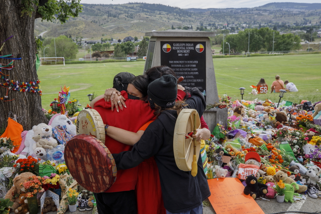 Angehörige der Mosakahiken Cree Nation trauern am Fundort des Massengrabs (Bild: Cole Burston/AFP)