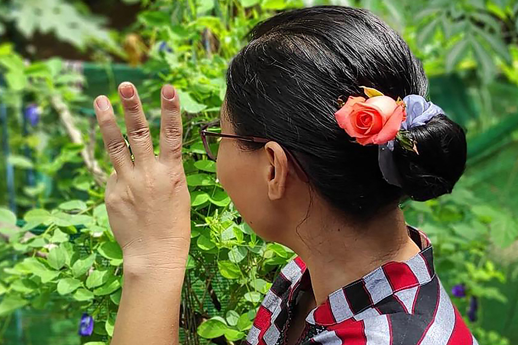 Myanmar: Frau mit Blume im Haar nimmt an "Blumenstreik" zum 76. Geburtstag von Aung San Suu Kyi teil (Bild: Facebook/AFP)