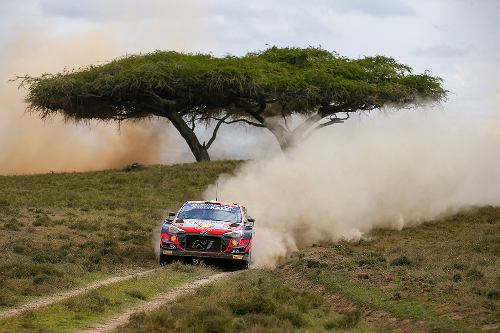 Thierry Neuville/Martijn Wydaeghe liegen bei der Safari Rallye Kenia an der Spitze (Bild: Austral/Hyundai Motorsport)