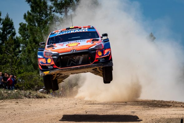 Thierry Neuville/Martijn Wydaeghe beenden den ersten Tag nach gleich zwei Reifenschäden auf Platz fünf (Bild: Fabien Dufour/Hyundai Motorsport)