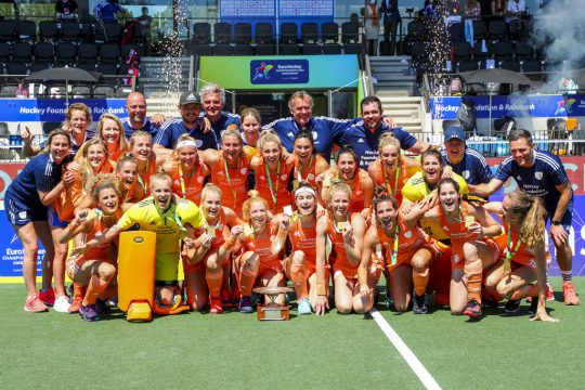 Die niederländischen Hockey-Damen feiern ihren Sieg gegen Deutschland und den EM-Titel (Bild: Koen Suyk/AFP)