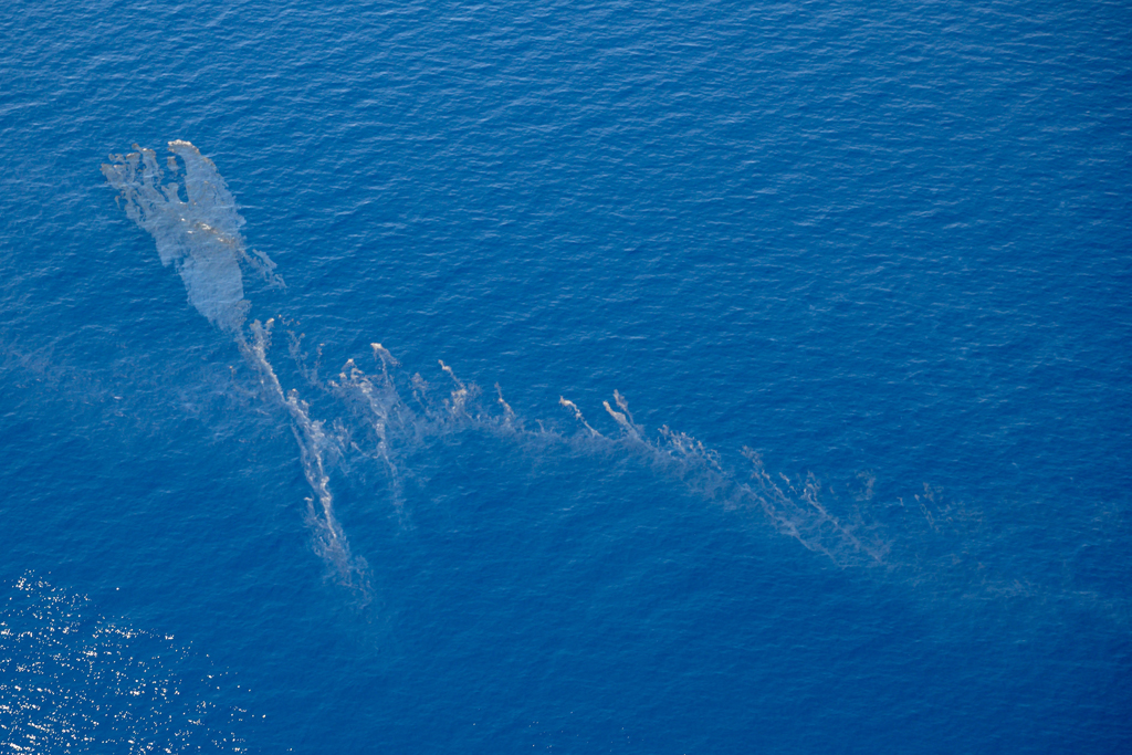 Der Ölteppich breitet sich vor der Küste Korsikas aus (Bild: AFP Photo/French Air Force/Florian Roussard)