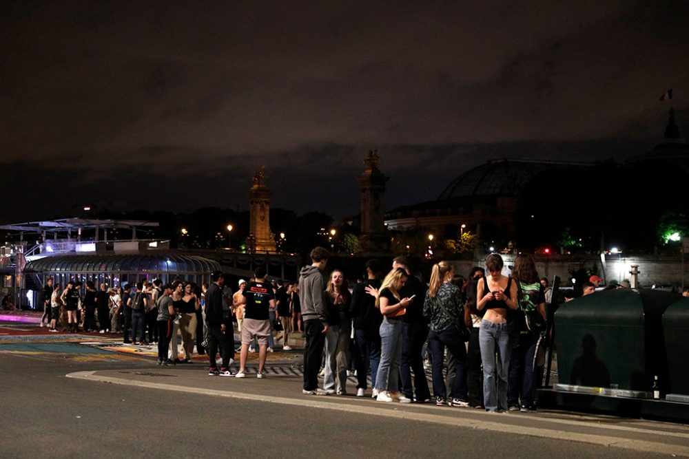 Pariser nehmen an illegaler Party unter freiem Himmel teil (Bild: Geoffroy Van Der Hasselt/AFP)