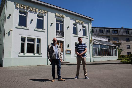 Hubert Vincent, Präsident vom RFCU Kelmis, und Schöffe Mirko Braem bei der Terrasse 2022 vom Park Café (Archivbild: Andreas Lejeune/BRF)