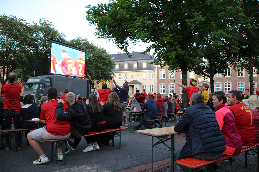 Public Viewing auf dem Scheiblerplatz in Eupen (Bild: Andreas Lejeune/BRF)