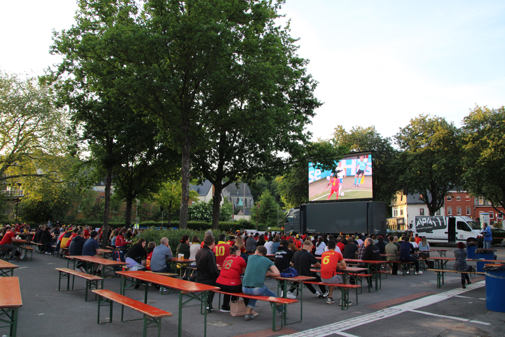Public Viewing am Eupener Scheiblerplatz zum EM-Spiel zwischen Belgien und Russland (Bild: Andreas Lejeune/BRF)