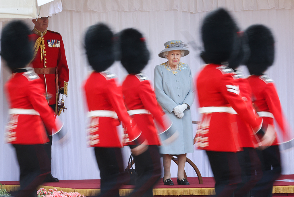Queen Elizabeth II. beobartet die Militärparade zu ihrem Geburtstag (Bild: Chris Jackson/Pool/AFP)