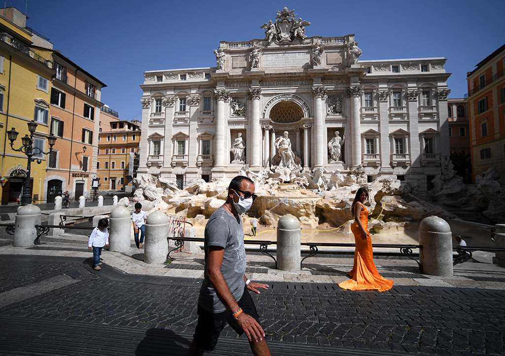 Ende der Maskenpflicht: Manche Italiener bleiben der Maske treu - wie hier in Rom (Bild: Filippo Monteforte/AFP)