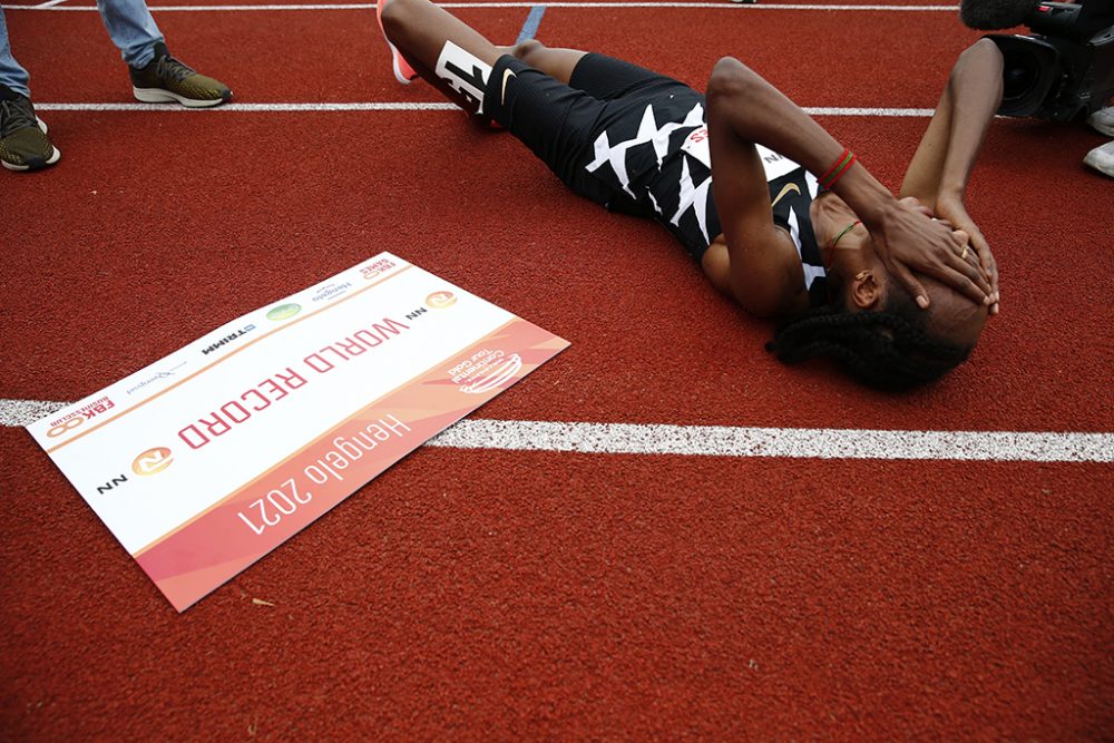 Sifan Hassan stellt einen Weltrekord über 10.000 Meter auf (Bild: Vincent Janninck/AFP)