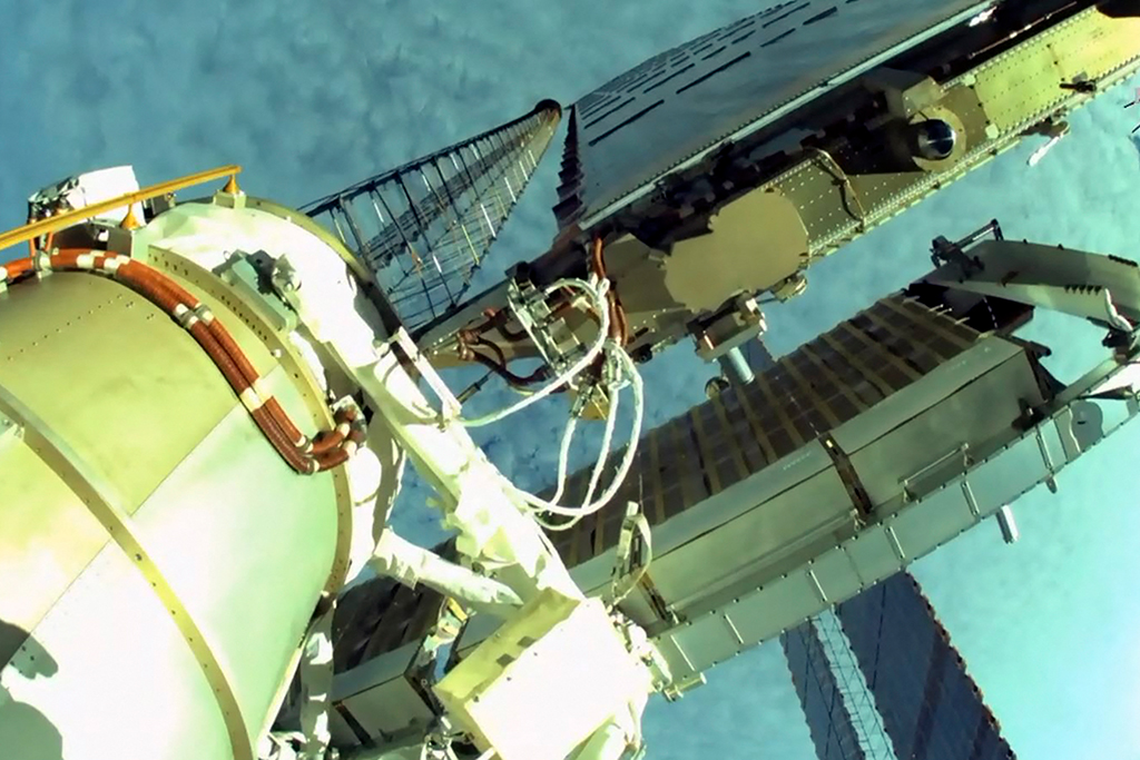 Erstes neues Sonnensegel an der ISS installiert