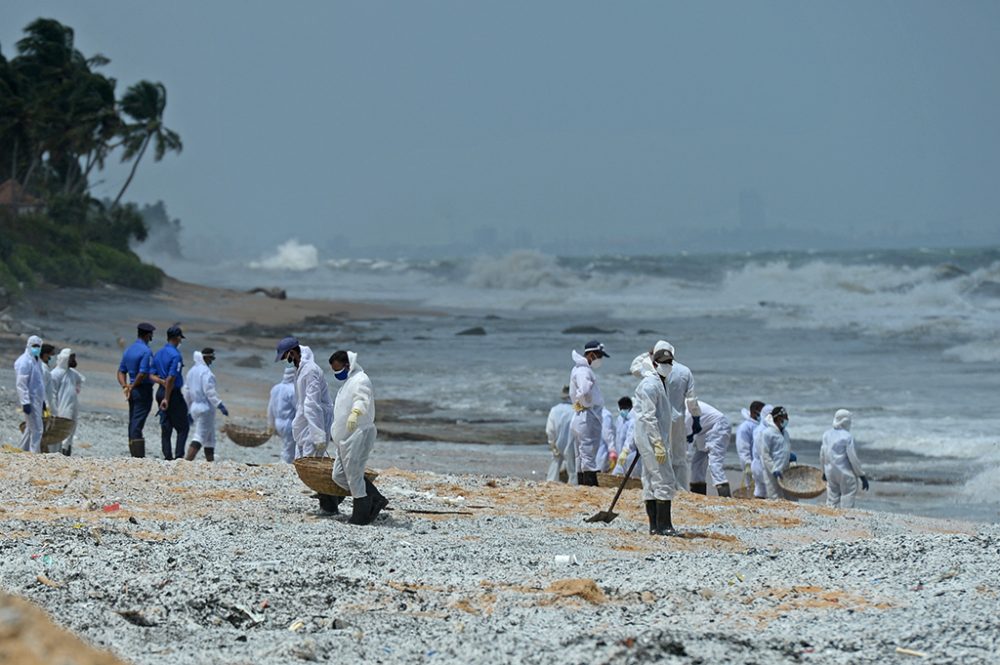 Aufräumarbeiten nach dem Schiffsunglück vor Sri Lanka (Bild: Lakruwan Wanniarachchi/AFP)