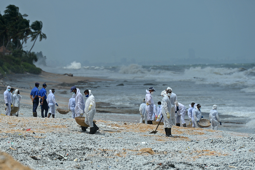 Aufräumarbeiten nach dem Schiffsunglück vor Sri Lanka (Bild: Lakruwan Wanniarachchi/AFP)