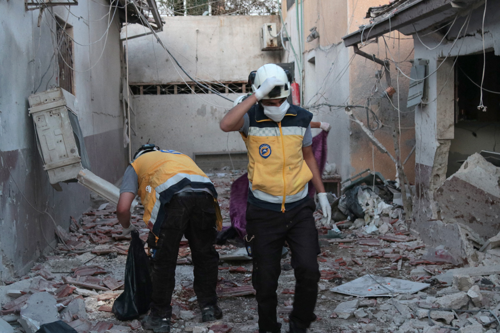Mitarbeiter des syrischen Zivilschutzes am Angriffsort (Bild: Bakr Alkasem/AFP)